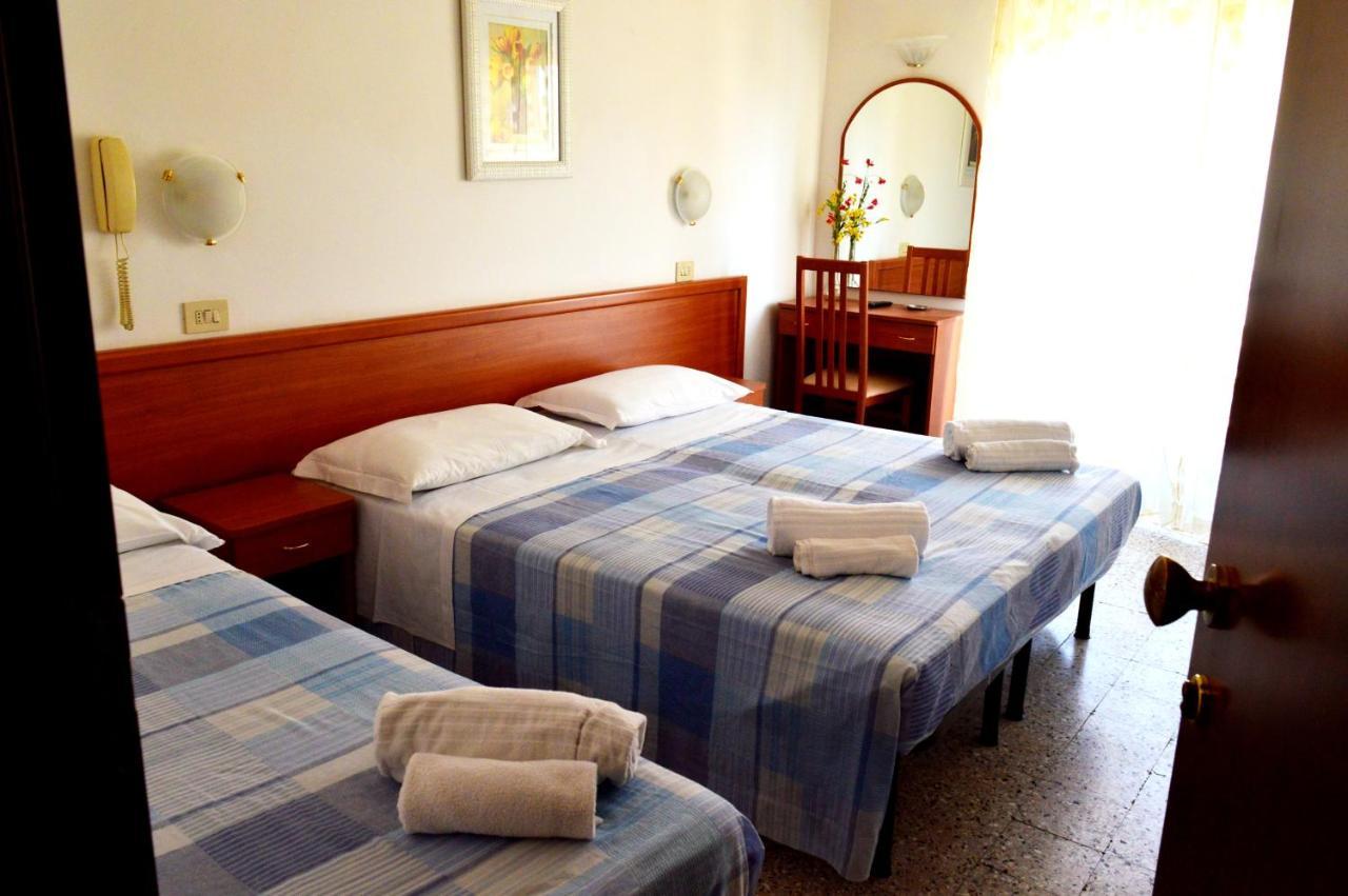 Hotel Cirene Rimini Buitenkant foto