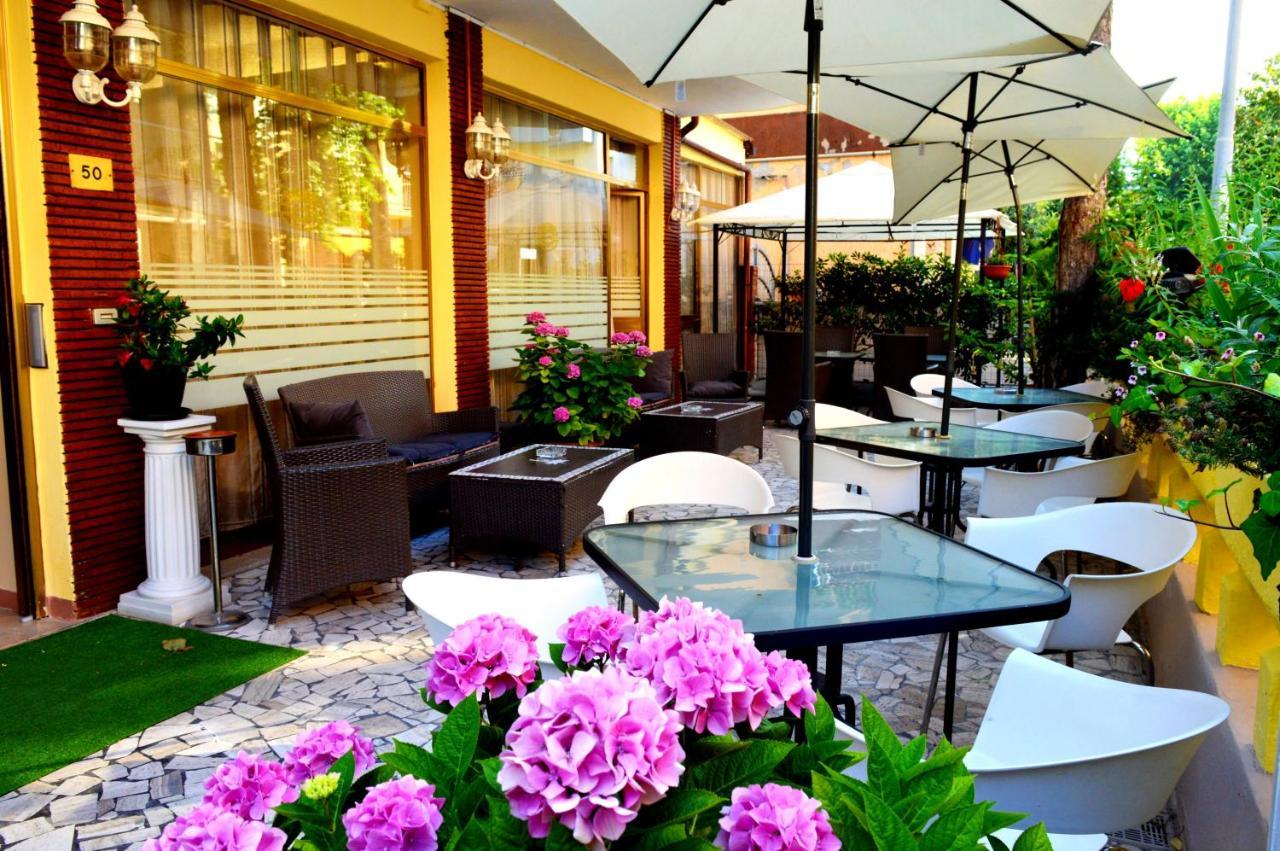 Hotel Cirene Rimini Buitenkant foto