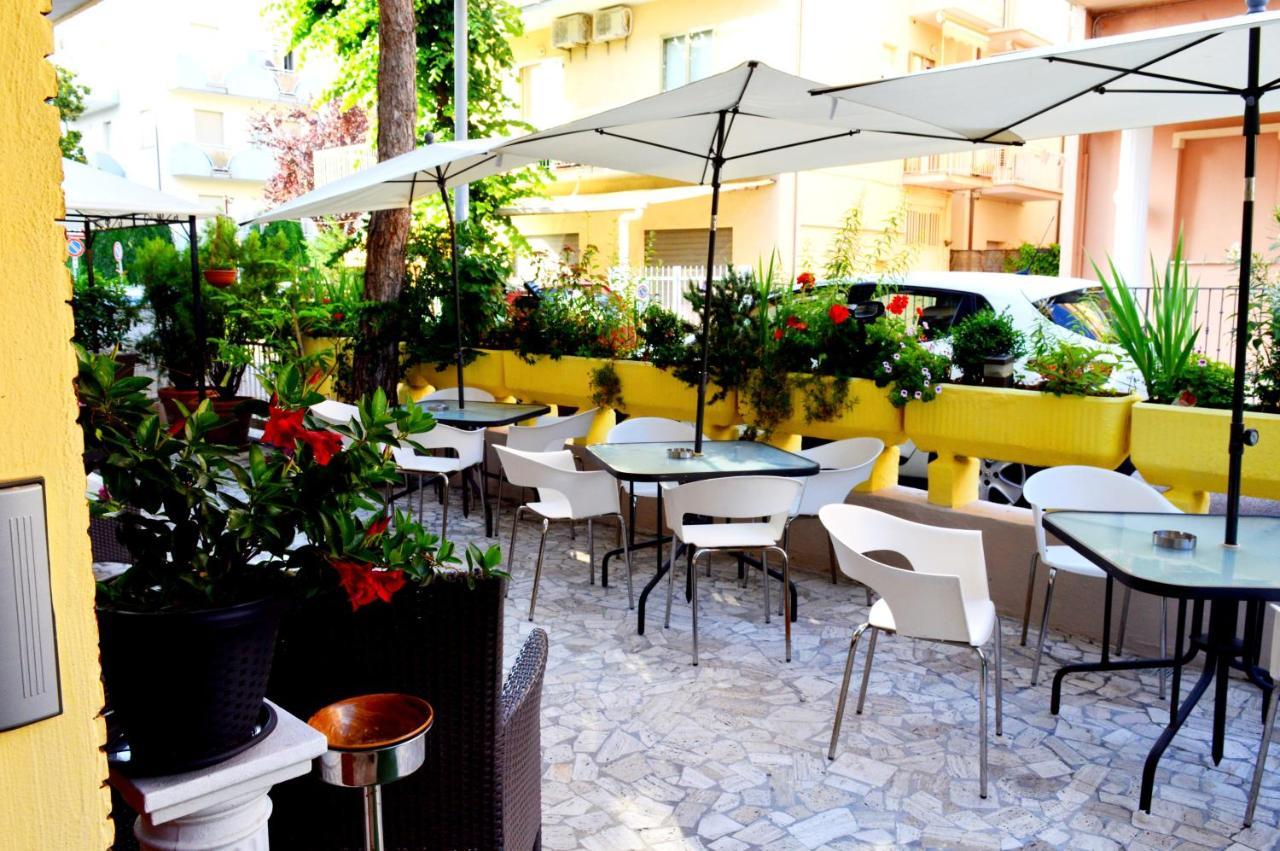 Hotel Cirene Rimini Buitenkant foto