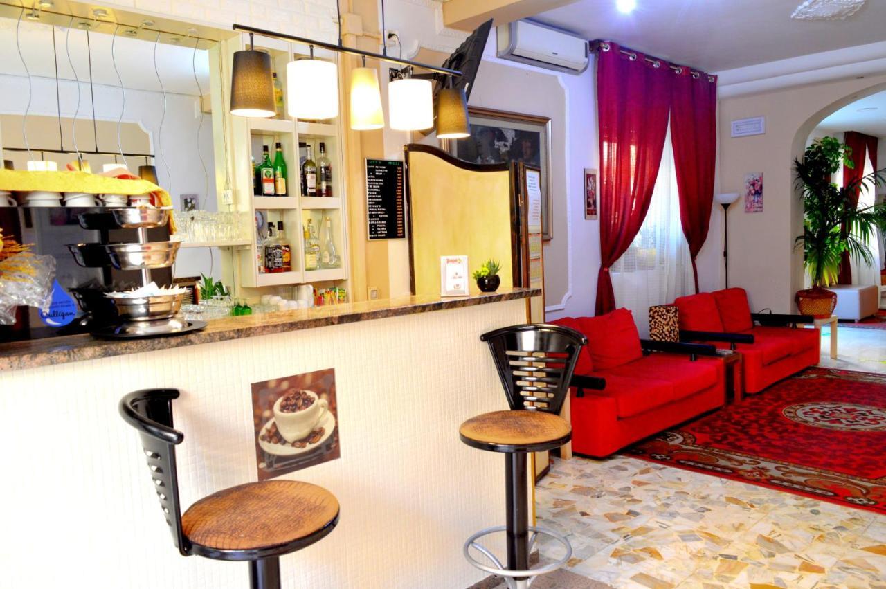 Hotel Cirene Rimini Buitenkant foto