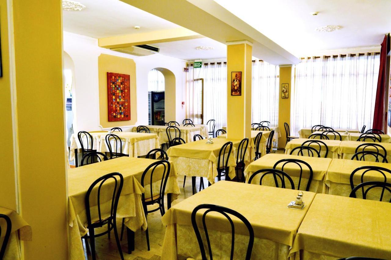 Hotel Cirene Rimini Buitenkant foto
