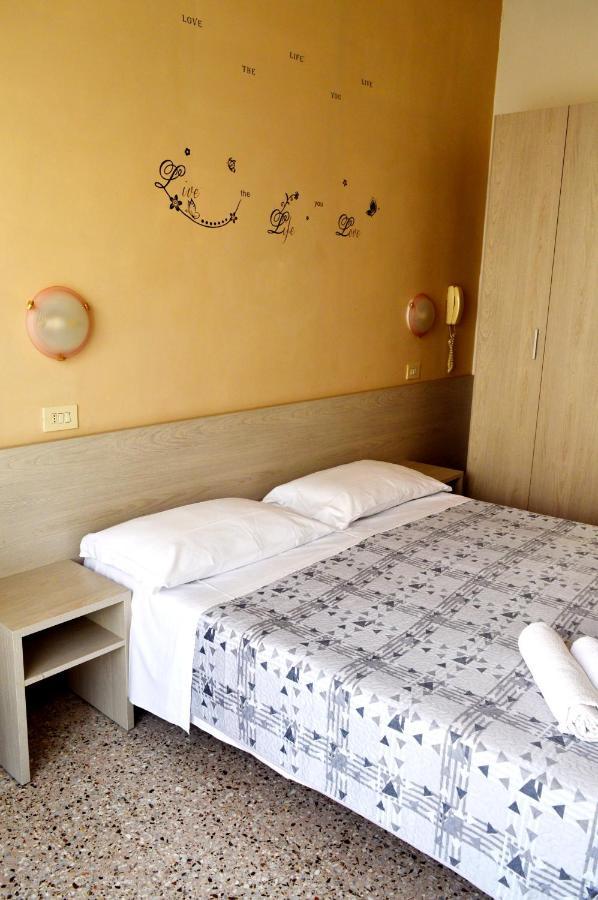 Hotel Cirene Rimini Buitenkant foto