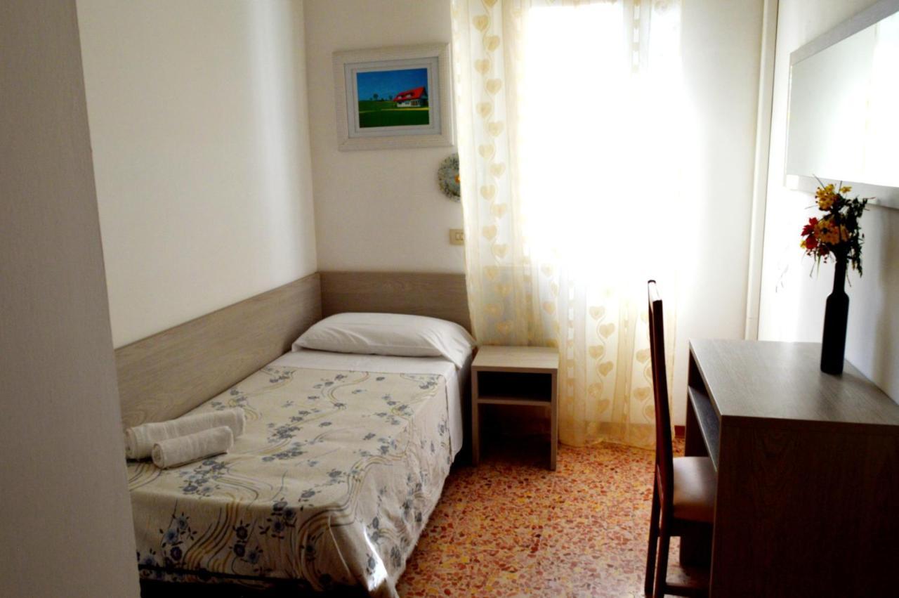 Hotel Cirene Rimini Buitenkant foto