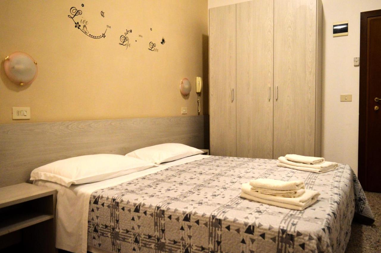 Hotel Cirene Rimini Buitenkant foto