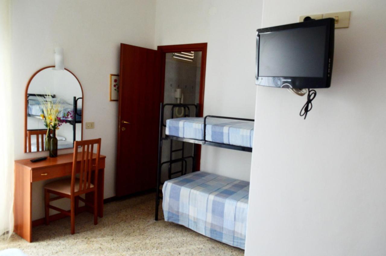 Hotel Cirene Rimini Buitenkant foto