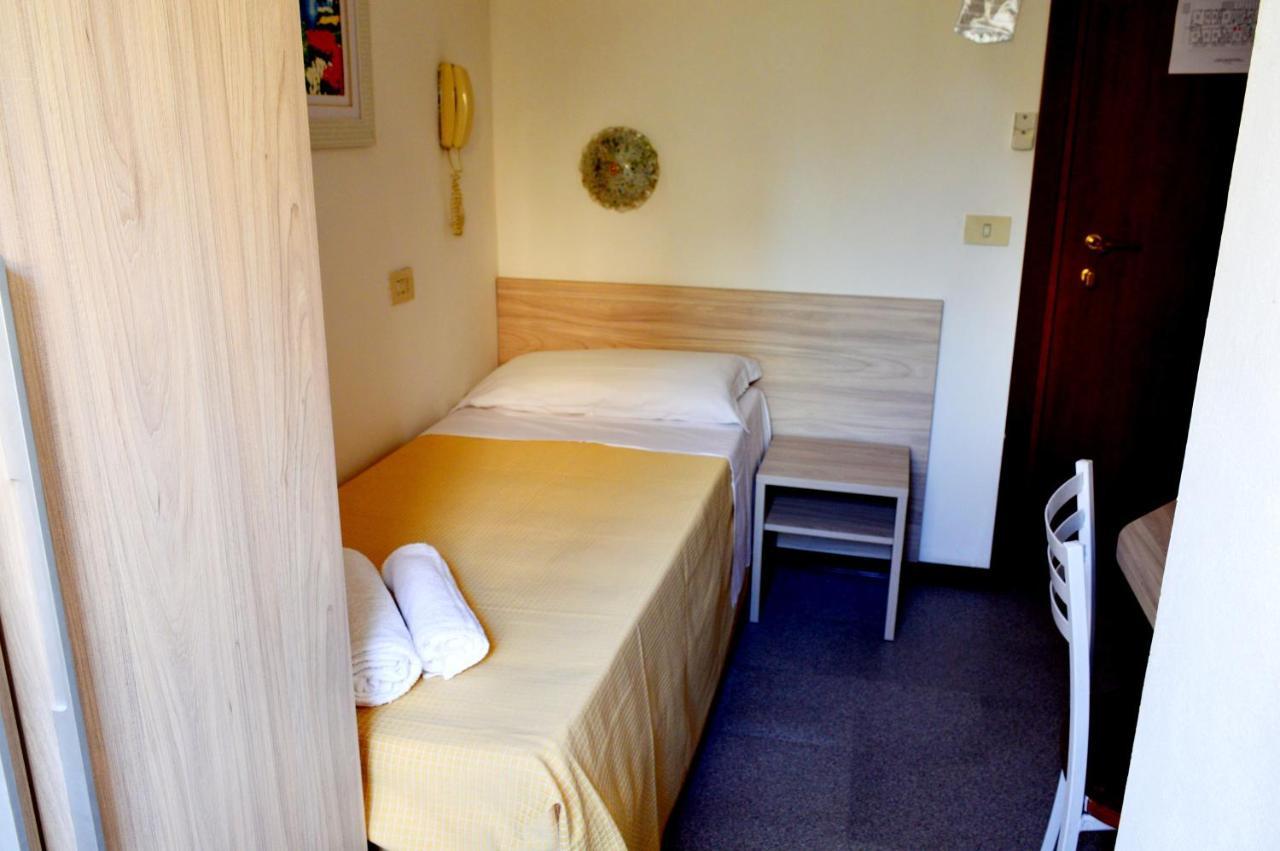 Hotel Cirene Rimini Buitenkant foto