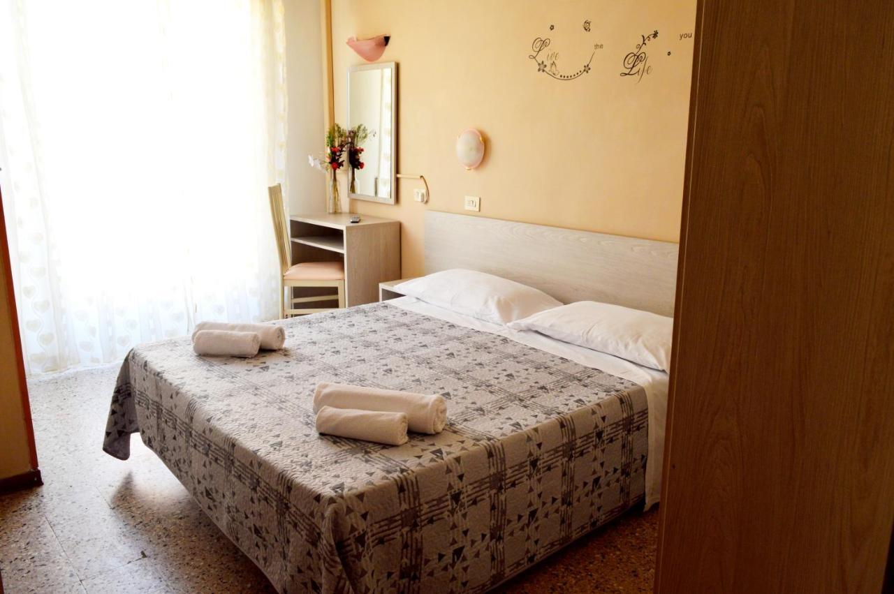 Hotel Cirene Rimini Buitenkant foto