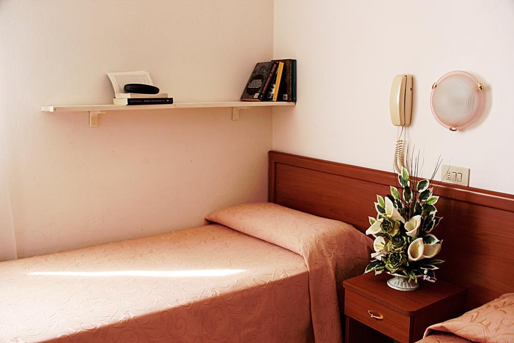 Hotel Cirene Rimini Kamer foto