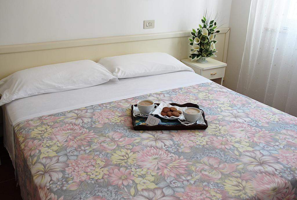 Hotel Cirene Rimini Kamer foto